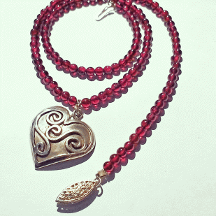 garnet-curl-heart-necklace